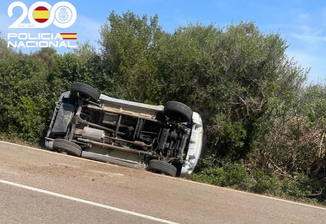 Un Policía Nacional, fuera de servicio, auxilia a dos personas que acababan de sufrir un accidente con su vehículo