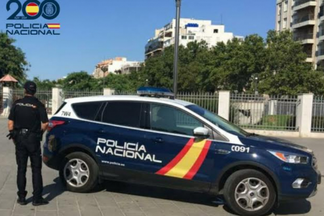 La Policía Nacional detiene a dos hombres por tratar de golpear y robar un reloj de alta gama a dos turistas