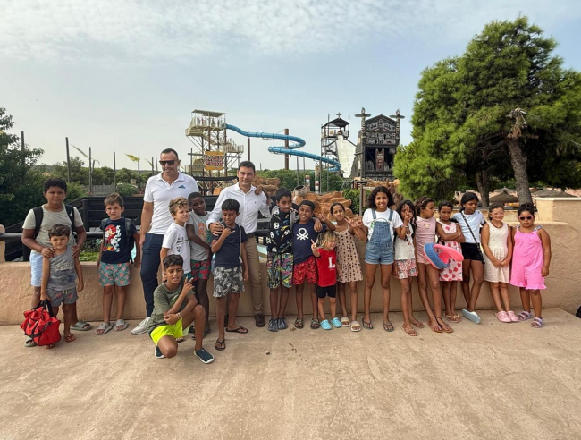 El Govern impulsa una jornada de diversión en el Western Park para 14 niños saharauis