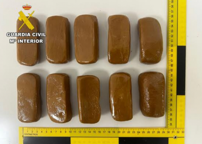 La Guardia Civil del Aeropuerto incauta un paquete de correo con un kilo de hachís y detiene a su destinatario