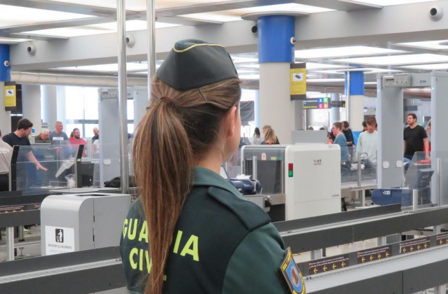 La Guardia Civil ha detenido a un varón por un delito de hurto en el aeropuerto de Palma