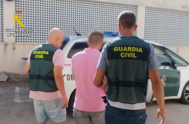 La Guardia Civil ha detenido a un varón por tres delitos de robo con fuerza en establecimientos comerciales