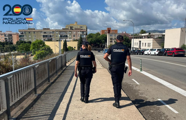 La Policía Nacional detiene a dos mujeres por robar un móvil a un hombre tras agredirle brutalmente