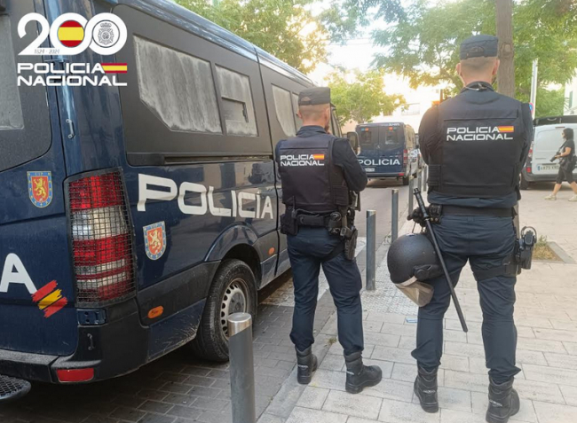 Policías nacionales, fuera de servicio, consiguen detener a un varón que estaba robando a una mujer