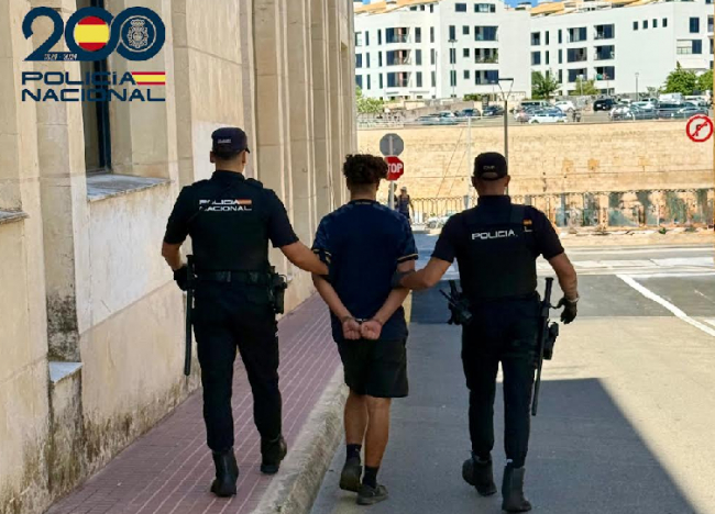 La Policía Nacional de Ciutadella detiene a un joven por agredir a tres turistas y robarle a uno de ellos
