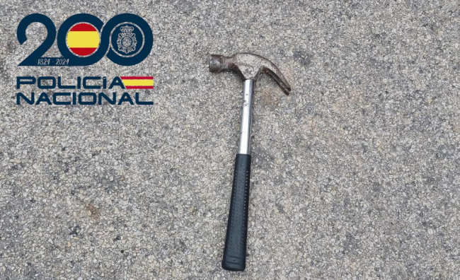 La Policía Nacional detiene a un varón por agredir a su casero con un martillo y amenazar a su expareja