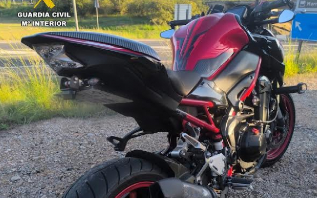 Detenido por conducir una motocicleta equipada con un dispositivo manual
que permitía ocultar la matrícula