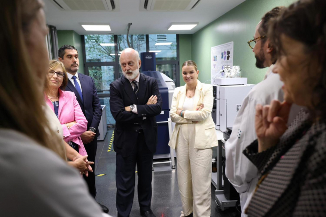La presidenta del Govern visita el espectrómetro de masas de ultraalta resolución por resonancia magnética, único en España