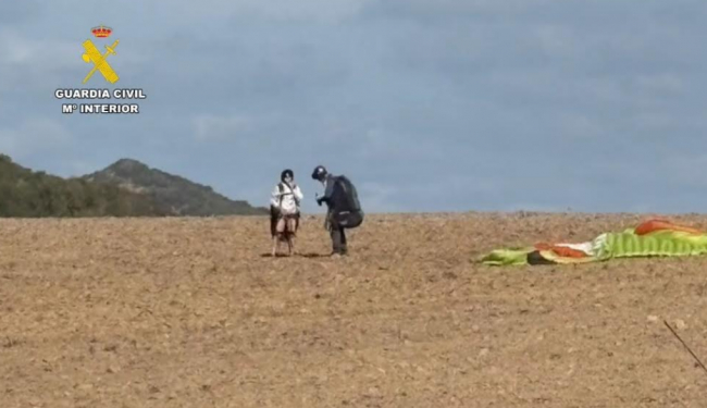 La Guardia Civil sorprende a un
parapentista que realizaba vuelo y aterrizaje en áreas restringidas de la isla de Menorca