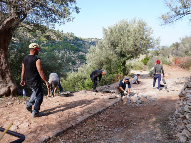 El Consell de Mallorca colabora en la restauración del camí de sa Vinyeta, en Deià