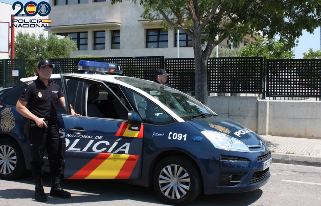 La Policía Nacional detiene a un varón por exhibir sus partes íntimas tocándose los genitales en presencia de menores
