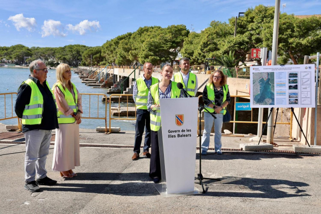 La presidenta Prohens visita Portocolom para conocer los trabajos de rehabilitación de las barracas y de mejora del frente marítimo 