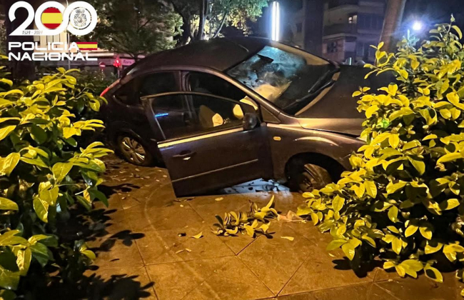 La Policía Nacional detiene a un hombre por malos tratos y conducir sin carné estrellando el coche contra varios bolardos