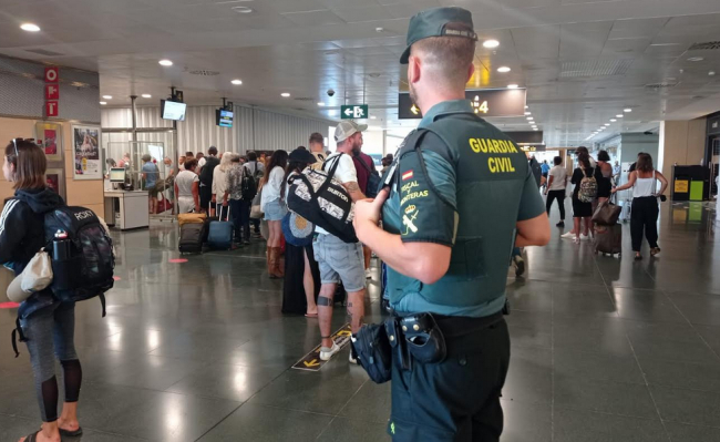 La Guardia Civil detiene a dos mujeres por delito de hurto en el aeropuerto de Ibiza