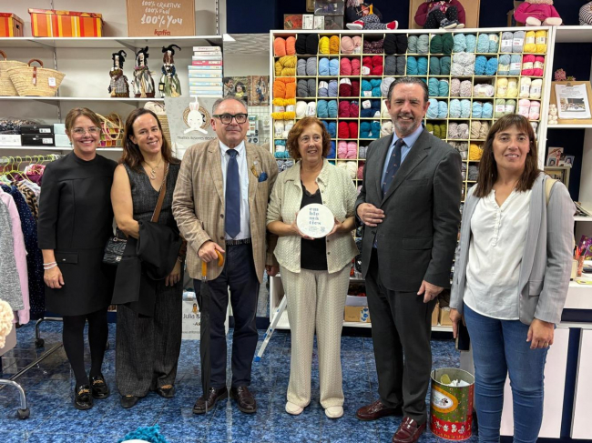 El Govern y el Ayuntamiento de Muro entregan las placas a los diez comercios adheridos a «Emblemàtics Balears» 