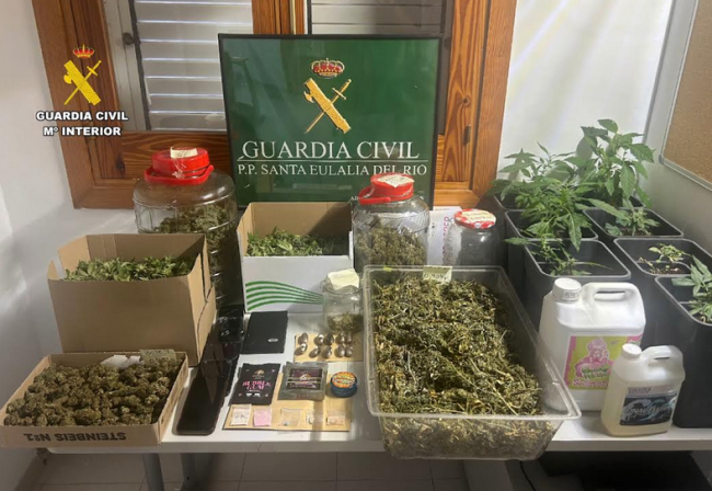 La Guardia Civil ha detenido a un varón por un delito contra la salud pública en la localidad Santa Eulalia del Ríu