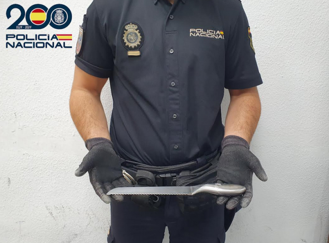 La Policía Nacional detiene a un varón por tener retenida a una mujer en su casa y amenazarla de muerte con un cuchillo