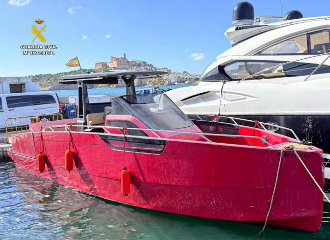 La Guardia Civil ha detenido a dos hombres que tripulaban la embarcación varada en Es Porroig con 523 kilos de cocaína