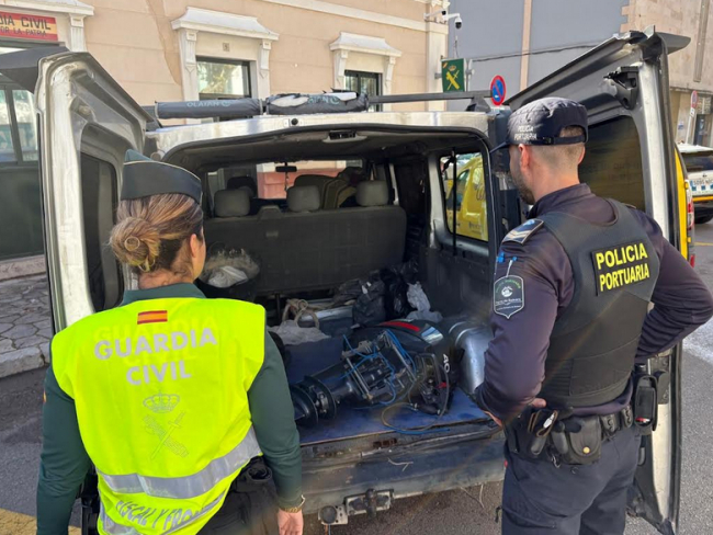 La Guardia Civil recupera el motor sustraído de una patera