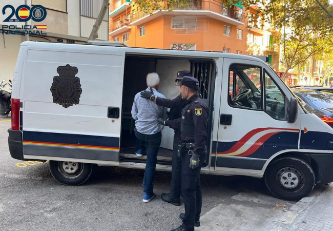 La Policía Nacional de Palma detiene a un hombre por encerrar a otro en los aseos públicos para mantener relaciones sexuales