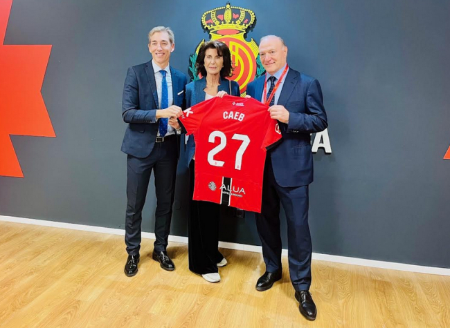 El RCD Mallorca y CAEB sellan una colaboración estratégica por dos temporadas