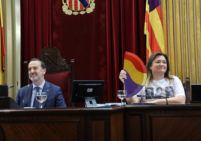 El Constitucional admite el recurso de amparo por la expulsión de Le Senne a las diputadas Costa y Garrido por vestir una camiseta de las Rojas del Molinar