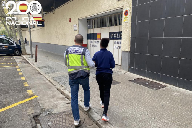 La Policía Nacional detiene a una mujer por estafar en tres hoteles de lujo y diversos establecimientos