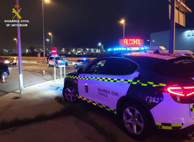 La Guardia Civil intensifica los dispositivos de control de alcohol y drogas en las carreteras de Baleares con la llegada de las próximas festividades