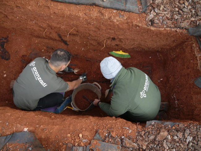 Localizados los primeros restos humanos durante las excavaciones del V Plan de fosas en el cementerio de Ses Figueretes, en Ibiza