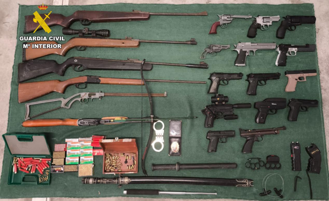 La Guardia Civil interviene tras un incendio una plantación de marihuana, drogas y numerosas armas