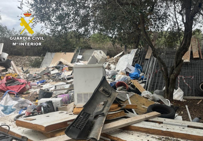 La Guardia Civil levanta acta de denuncia por lo residuos en un terreno del término municipal de Sant Lluis
