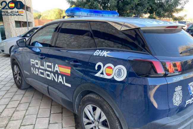 La Policía Nacional detiene a dos hombres por sustraer efectos en un vehículo y en el interior de un camión del Ayuntamiento