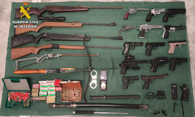 La Guardia Civil localiza e identifica a una
tercera persona relacionada con una plantación de marihuana, drogas y numerosas armas halladas en el incendio de una vivienda