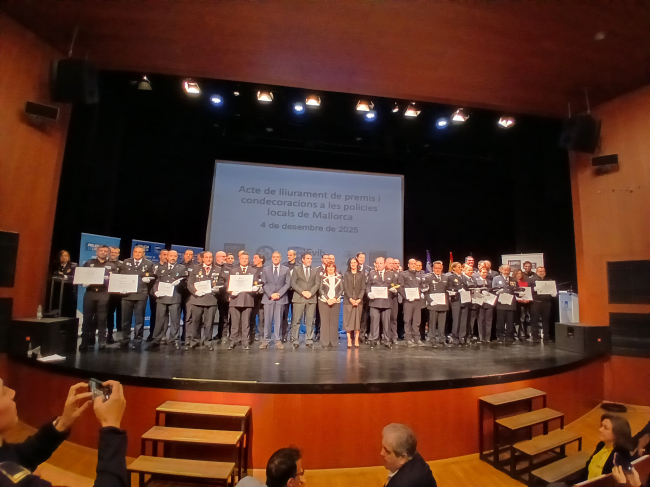 El Govern entrega 25 cruces al Mérito Policial a las policías locales de Mallorca en reconocimiento a su labor