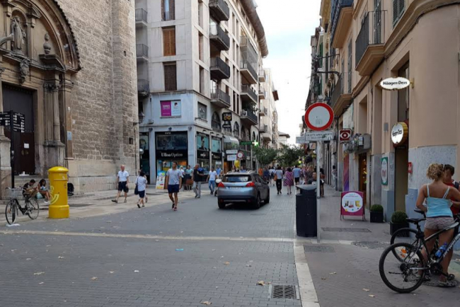 La Policía Nacional detiene a un varón por robar a clientes de establecimientos de la zona comercial de Palma
