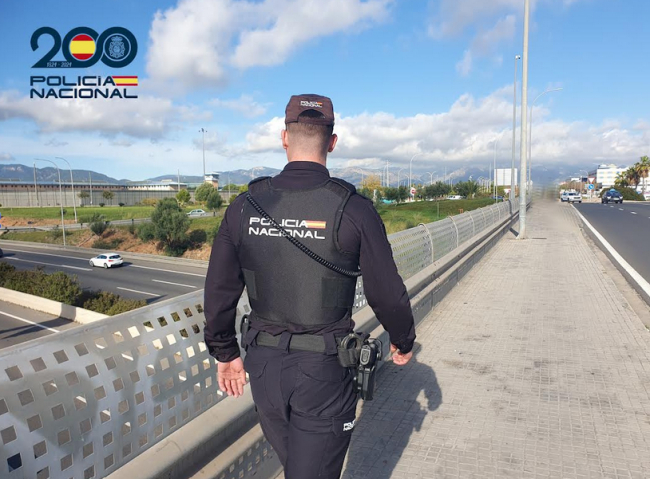 La Policía Nacional salva la vida a una mujer que quería lanzarse al vacío desde un puente