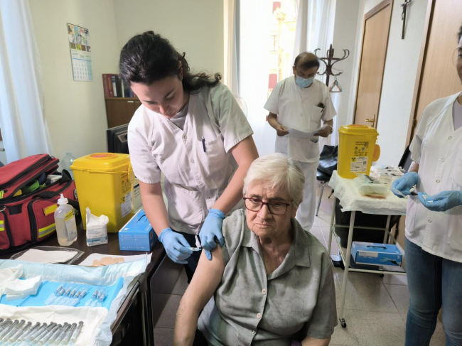 Salud refuerza la recomendación de vacunación y el uso de mascarilla ante la presencia de síntomas al casi duplicarse la tasa de incidencia en la última semana 