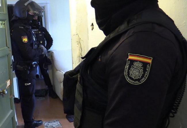 La Policía Nacional detiene a dos varones por sustraer un vehículo, conducirlo sin carnet, huir de los agentes y agredirles