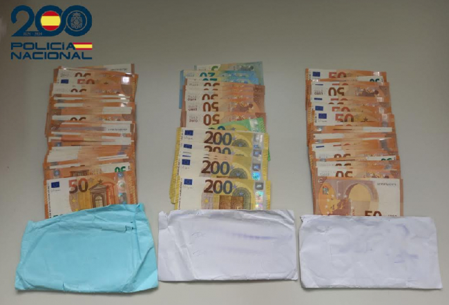 Detenido un varón por dañar una furgoneta e instalaciones para sustraer vehículos, hurtar 8.000 euros a un turista y acometer contra agentes con su coche