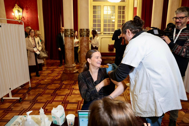 La Conselleria de Salud lleva la vacunación contra la gripe al Pleno del Parlament balear