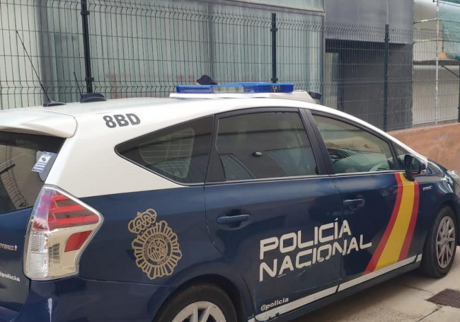 La Policía Nacional detiene un varón por romper una ventana de un bar y acceder al interior