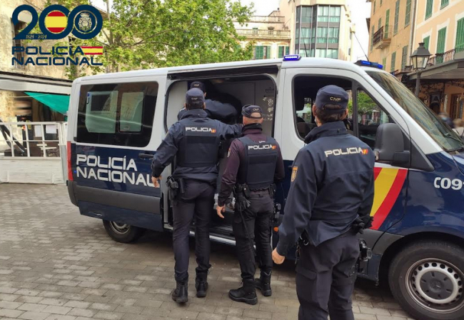 Tres detenidos por robarle la cartera a un joven tras amenazarlo con pegarle una paliza y efectuar pagos con una tarjeta de crédito
