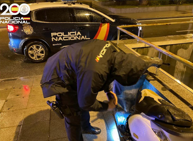 La Policía Nacional de Palma detiene a un varón por sustraer una motocicleta, circular sin casco y darse a la fuga 