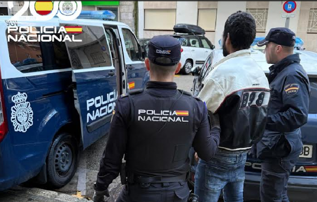 Detenido un joven por atracar en dos locales en la misma tarde mediante violencia contra las empleadas