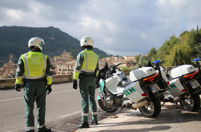 La Guardia Civil ha investigado a un hombre por circular con placas de matrículas falsas y sin permiso de conducir