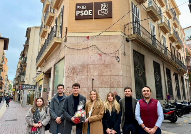 Nuevas Generaciones del PP de Mallorca denuncian la corrupción del PSOE con una entrega simbólica de los 'regalos de Reyes'