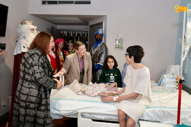 La presidenta Margalida Prohens ha asistido a la llegada de los Reyes Magos al Hospital Universitario Son Llàtzer