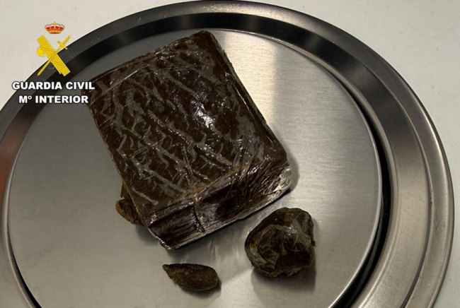 La Guardia Civil detiene a un joven que viajaba en un autobús con media pastilla de hachís