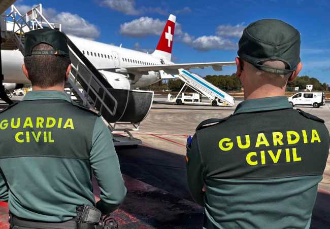 La Guardia Civil detiene a una mujer en el aeropuerto de Ibiza por un delito de resistencia y desobediencia
