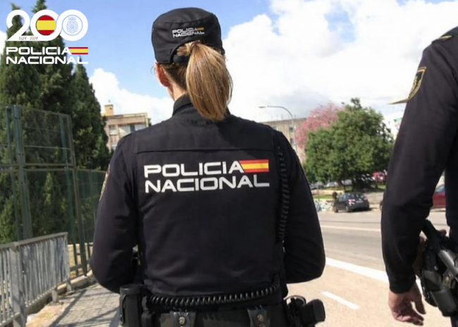 La Policía Nacional de Palma detiene a dos jóvenes por amenazar con un cuchillo a un hombre